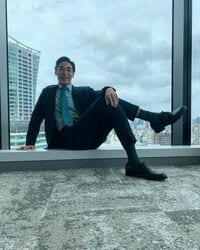 『酒癖50』若林拓也の“スーツ美脚ショット”に反響続々「おもろカッコいい」「癖強めで好き」