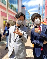 松坂桃李＆井浦新、スーツ姿で原宿に現る！“爆イケ”2ショットにファン絶賛「カッコイイ」「絵になるお二人」