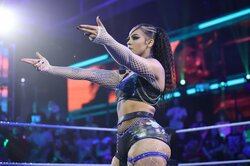 女子レスラー、お尻で“壁ドン”→強烈すぎて壁を破壊してしまう…最後はカメラに“ドヤ顔”で観客騒然