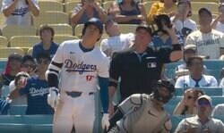 何が起きた？ 大谷翔平、46号特大アーチで“謎のハプニング”　審判が大混乱…「理解不能」「なんでこんなことが？」