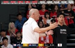 一体なにが…？ ホーバスHCが激昂！ オランダ代表が“妨害プレー”で騒然→コート侵入でレフェリーに抗議【バスケ男子代表】