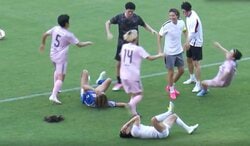 一体、何が？ 冨安健洋、“まさかの乱闘勃発”！？ 相手選手を次々と突き飛ばす… 板倉滉、谷口彰悟も加勢！芸人チームとの一戦にスタジアム大爆笑
