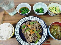 山田花子、次男の反応が“まぁまぁだった”夕食メニュー 品数豊富な食卓にファン「美味しそう」「料理の腕ますますあがってますね」など絶賛
