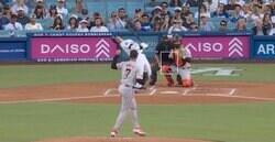 球場騒然！ 大谷翔平、もはや人間じゃない… あわや死球の内角球を見切った“一瞬の動き”がスゴすぎる「めっちゃ見てるw」「投げるところなくなった」