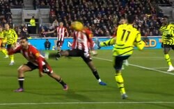 キャプテン翼の石崎くんを超えた！？「グチャっていった」顔面ブロックの“衝撃音”がエグすぎる…ブレントフォードMFに「こりゃ痛い」と心配の声