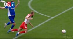 退場しすぎだろ！ブンデス初の“衝撃の珍事” 前半だけでまさかの“一発レッド退場者3人”を出した瞬間 ケインが背後からガッツリ削られて大転倒