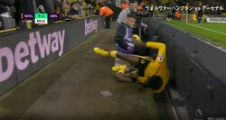 選手がピッチ横の広告に飛び込んで大転倒 気遣うボールパーソンの“背中ポンポン”に｢これはほっこり」