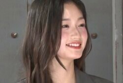 「お友達と公園で遊んでます」年齢不詳の巻き髪美少女の年齢に衝撃「あの足の長さは昭和にいない！」