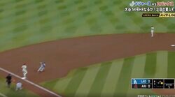 球場騒然！大谷翔平の足で“ありえない光景”「なんで？」「速すぎw」相手野手が呆然… 確信歩き→とんでもないスピードで“爆速走塁”