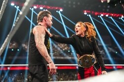 何が起こった？ 前代未聞、愛妻に敵の“急所”を殴らせる…手段選ばぬタイトル防衛が論争に「なんてことだ」