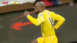 規格外！GKの50m“超ロングフィード”→FW一人でゴールをこじ開けた瞬間 鎌田大地の同僚が「屈強すぎる」ネット驚愕