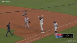 大谷翔平が“ダンシング”？ヌートバーの超好プレーに塁上で大慌て コミカルな動きに「落ち着けｗ」「わちゃわちゃかわええ」 の声