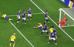 「あの右手が全てを変えた」日本代表GKの“神セーブ”を海外メディア大絶賛！「見事な反応」「またもスズキだ」【W杯】