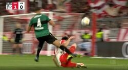 「見たか、この野郎！」「もっと騒げ！」サポーターを煽りまくって満員の会場のボルテージが最高潮　アジア最強DFが“弾丸スライディング”でボール奪取した瞬間