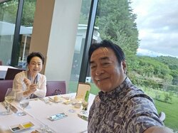 高橋英樹、妻と“別荘地”で食事を堪能「やはり来慣れていると我が家のようだなあ」 夫婦ショットも公開