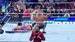 セコンドレスラーの“悪質キック”に批判！ リング外大荒れで審判の背後から反則アシスト、場内は大ブーイング