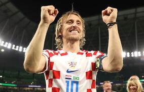 「尊敬に値する」「真のチャンピオンだ」最高のキャプテン、モドリッチが敗退に落胆するネイマールらに寄り添いファンが称賛「素晴らしい行為」