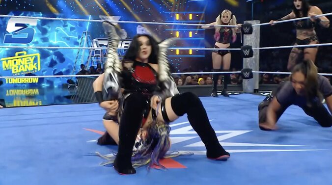 ひっくり返ってステファニーがやり返す