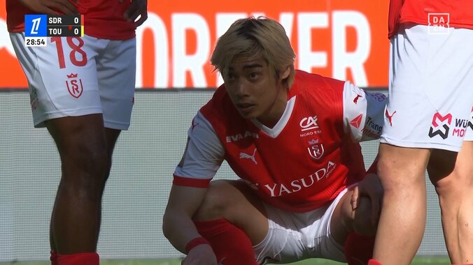 「伊東いい顔してるな」「並び最高」伊東純也＆中村敬斗の“ランス兄弟” FK直前のドアップ密談2ショットが話題「このツーショット見れただけで...」 5枚目