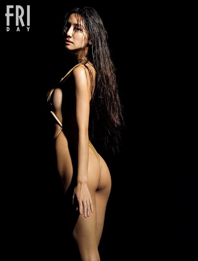 “奇跡の9頭身美女”斎藤恭代、大迫力ボディを撮り下ろし 『FRIDAY』初表紙 1枚目