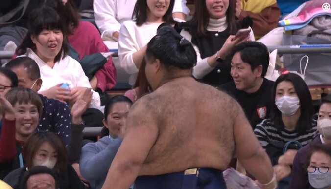 花道から引き上げようとする高安