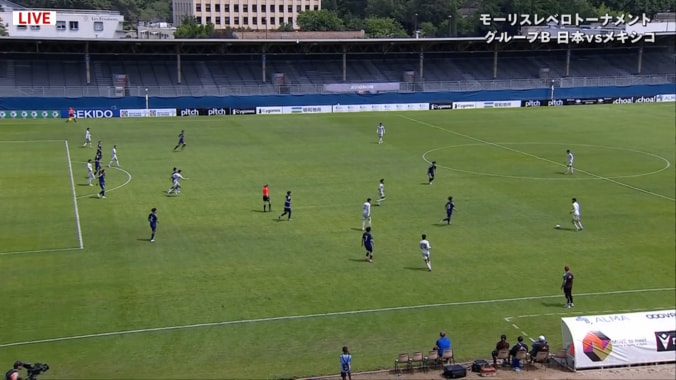 「レッドだろ！」“悪質な肘打ち”でU-20日本代表MFが悶絶…「ガッツリ振ってる」「イエローは酷い」「完全に顔を狙ってる」小倉幸成を出血させたメキシコMFにファン怒り 2枚目