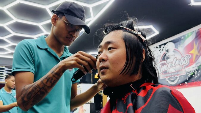 【写真・画像】人生に絶望した天才芸人が“誰も知らない国”で髪を切る…ヒコロヒー・モグライダー芝・アルピー平子の新感覚“海外旅バラエティ”が復活！　4枚目