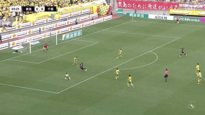 衝撃！鹿島FWの“80m爆走ゴラッソ”にSNS騒然「めっちゃ速い」1人で完結の超速カウンターに「エウベルにしかできない」「仲間さえ置いてった笑」 5枚目