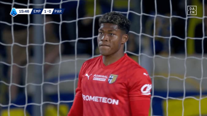 「グングン伸びた！」パルマ鈴木彩艶の“70m超絶ゴールキック”に敵DFも驚愕？ セリエA監督絶賛の“ミサイル砲”でチャンスメイクした瞬間 3枚目