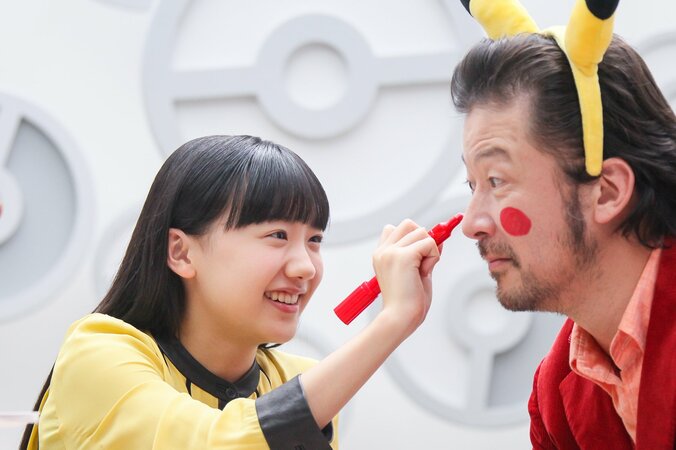 浅野忠信、役者人生初の“ピカチュウメイク” 披露に芦田愛菜も困惑!? 4枚目