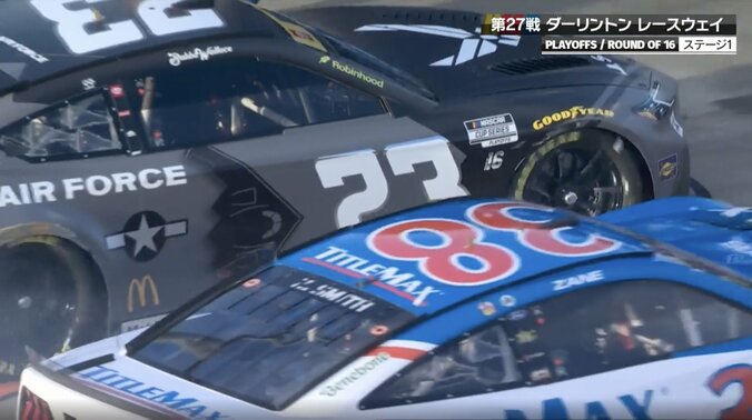 「なんてミスだ！」ピット内であわや衝突事故→慌ててタイヤに接触→行き過ぎてバックで戻る F1なら厳罰？ドタバタ劇に実況騒然 3枚目