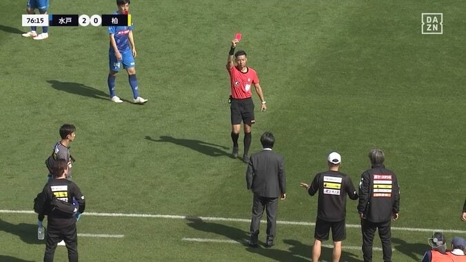 【映像】判定に猛抗議→ピッチに踏み入って痛恨レッド