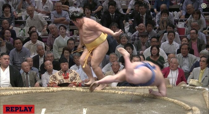 思わぬ珍事に「館内ざわざわ」　物言い協議の末に四股名を言い違え、館内は一時騒然 2枚目