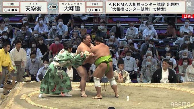 “鼻血待った”に「珍事だ！」「初めて見た」驚きの声 行司の緊迫した「動くな！」に力士は“ポカン顔”で館内ざわめき  1枚目