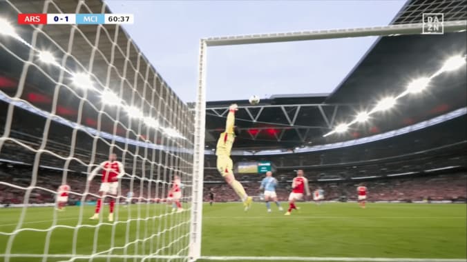 「酷いミス」「悪夢」アーセナルGKの“痛恨ファンブル”に現地メディア辛辣「なぜケパを起用した？」カラバオカップ決勝でクロス後逸 3枚目