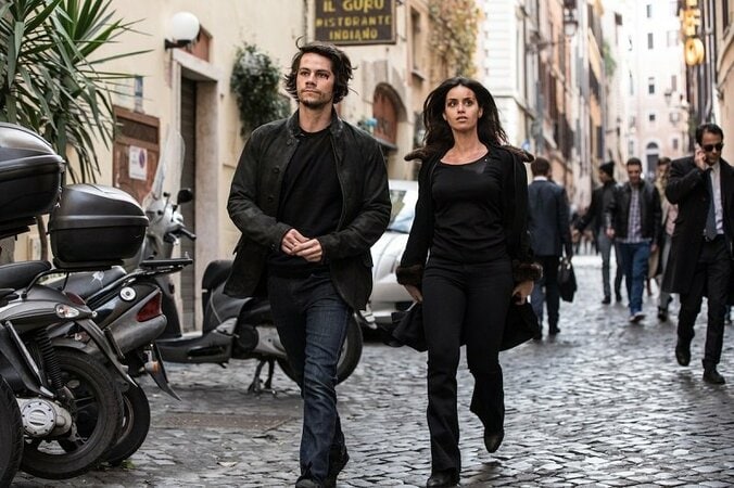 盗んだ車でローマの街を爆走 映画『アメリカン・アサシン』本編映像と場面写真が解禁 2枚目