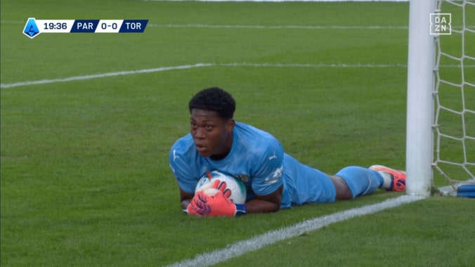 しっかりボールを抱える鈴木彩艶