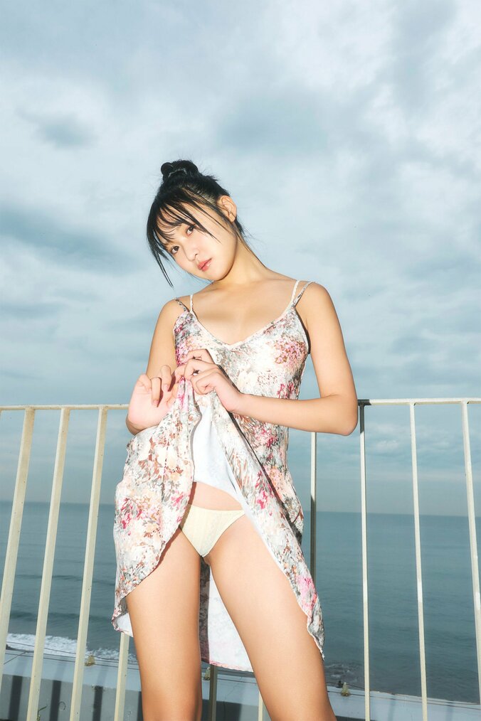 “NGなし”のグラビア界期待のホープ dela・本多もかの極上スタイル SPA！デジタル写真集から誌面カット 4枚目