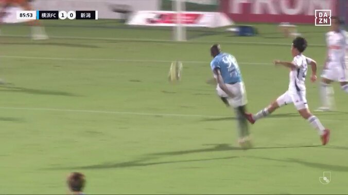 「なんこれ」衝撃の規格外ミドルにSNS沸騰「ニアにぶち込むのやばい」「環境破壊」最強助っ人のありえないスーパーゴラッソの瞬間 4枚目