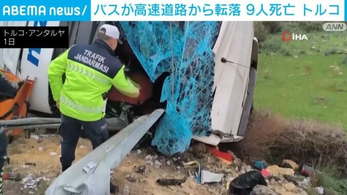 ガードレールに突っ込んだ観光バス