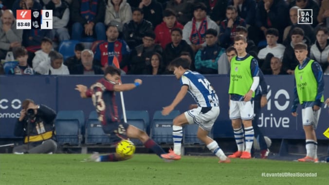 「ふざけるな！」久保建英、“危険タックル”の被害…「怪我が怖い…」「足を引いてるけど削った」足首を押さえて倒れファン悲鳴 4枚目