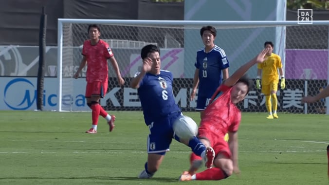 「韓国寄りの中東の笛か」日本代表MF、韓国MFの“足裏タックル”で悶絶…「あぶな」「カード出ないんかよ」まさかの判定にファン騒然【U23アジアカップ】 5枚目