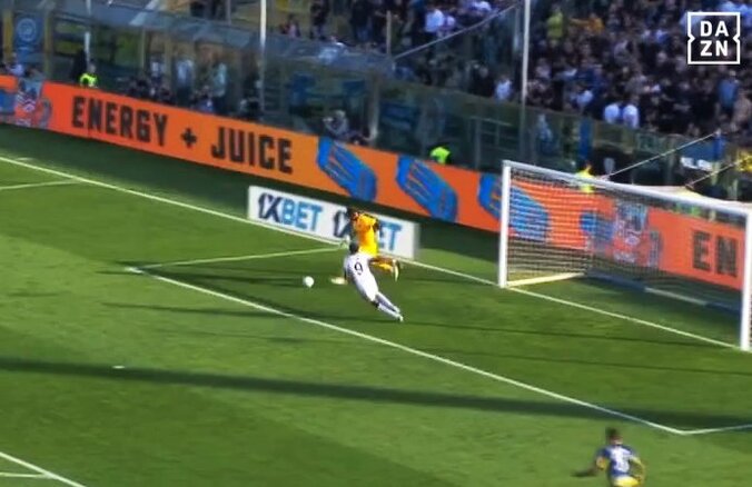 【写真・画像】「64億円の市場価値」鈴木彩艶の“ドンピシャ高速パス”に騒然！「精度ヤバすぎ」「技術的スキルを発揮」現地メディアやファンが絶賛した瞬間　1枚目