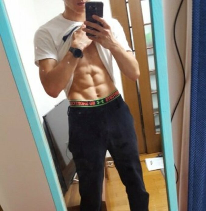 岩城滉太　「ちぎりパン」と称されるバッキバキの腹筋公開 1枚目