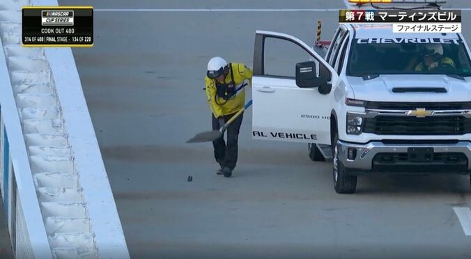 「何のコーション？」ブレーキ炎上も黄旗出ず全車激走→14周後のサーキットで予想外の珍光景「謎イエロー」ファン騒然 3枚目