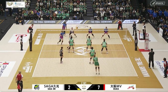 どんだけ曲がるんだ！ 魔球サーブに「入ってるぅ！！」実況興奮 驚きの変化でラインぎりぎりに“ズドン” 3枚目