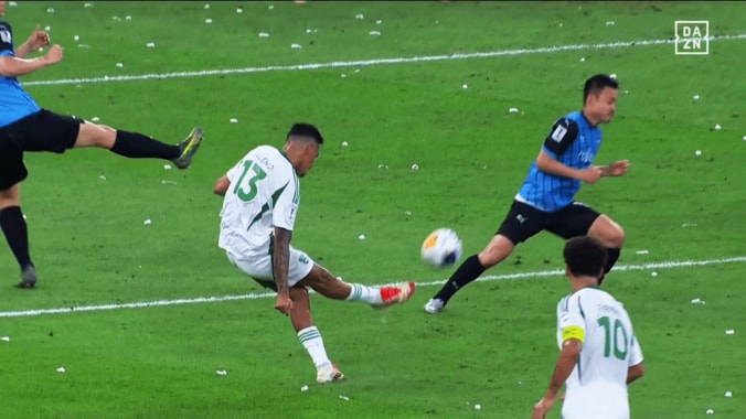 【写真・画像】「スーパースターの振る舞い」C・ロナウドの“優しさ＆謙虚さ”に川崎FWが感動「人格者すぎる」「ショッキングな敗戦の後に…」“悔し泣き”直後の神対応が世界中で話題　1枚目