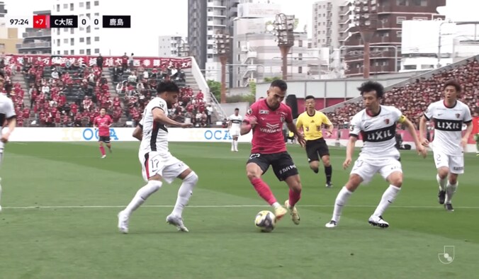 【写真・画像】23年後でも衝撃度MAX！ ジダンの“CL史上最高のゴール”が鳥肌もの「スーパー！」「ジダンだけの空間」「こんなに上体を寝かせて…」永遠に語り継がれる伝説の一撃　1枚目