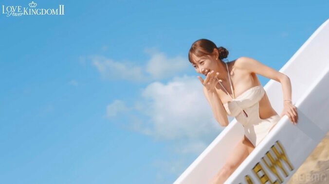 穴あき水着の“わがままボディ”27歳美女、びしょ濡れ姿に「すげぇなこれ」の声 4枚目