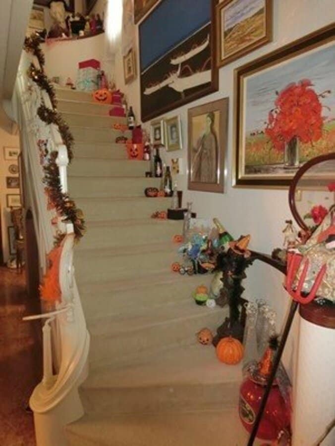 デヴィ夫人、ハロウィンの飾りつけをした自宅を公開「今年もありとあらゆるところに」 2枚目
